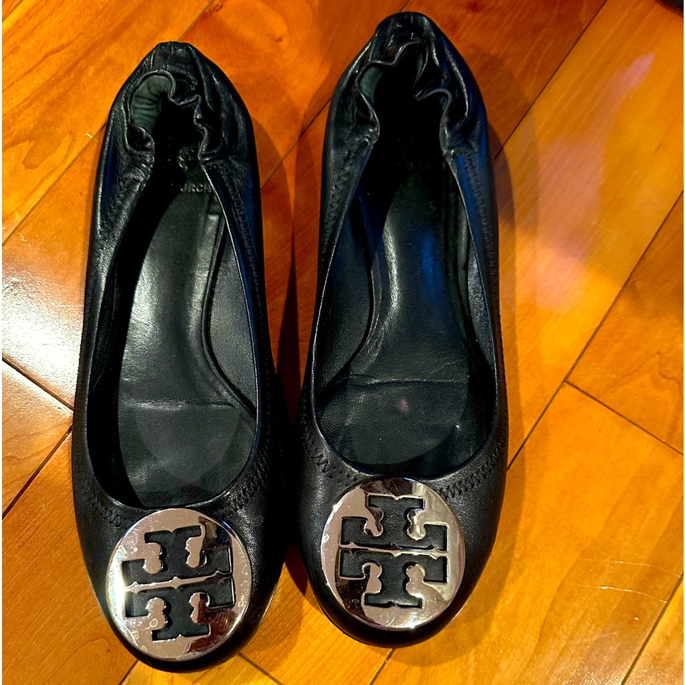 Tory Burch Gently Used Black Size 8 Ballet Flats with Gold Emblem